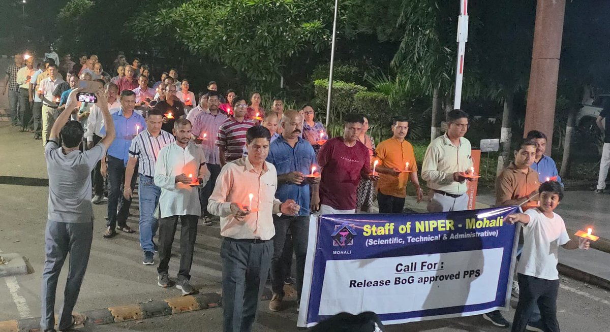 NSWAniper's tweet photo. प्रदर्शन के 24वें दिन डायरेक्टर के साथ मीटिंग के दौरान, डायरेक्टर ने साफ़ कहा कि कोई भी फ़ैसला सिर्फ़ मंत्रालय ही ले सकता है; उनके हाथ बंधे हुए हैं। बातचीत बेनतीजा रहने के बाद, NIPER के नॉन-टीचिंग स्टाफ़ ने 25 सितंबर को कैंडल मार्च किया। https://t.co/2U2mV69Eae