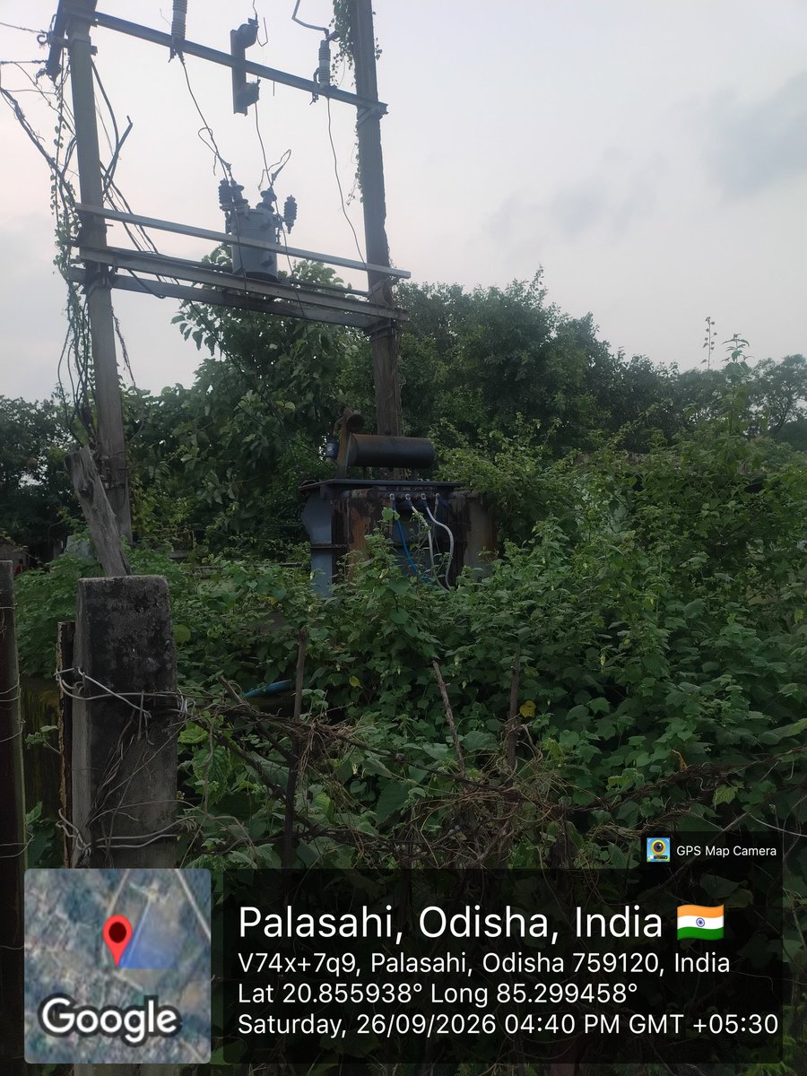 SamirSahoo01's tweet photo. “ବିଦ୍ୟୁତ୍ ବିଭାଗ, ଆମ ସୁରକ୍ଷାର ମୂଲ୍ୟ କ’ଣ ଏତିକି?”
ପାଲାସାହି ଗାଁର ଟ୍ରାନ୍ସଫର୍ମର ଚାରିପାଖର ଏହି ଦୃଶ୍ୟ ଦେଖି ଅତ୍ୟନ୍ତ ଦୁଃଖ ଓ କ୍ଷୋଭ ଲାଗୁଛି। ବିଦ୍ୟୁତ୍ ତାର, ପୋଲ୍ ଓ ଟ୍ରାନ୍ସଫର୍ମରକୁ ଘେରି ରହିଛି ଲାୟୀ-ଲତା ଓ ଅନାବନା ଗଛ। ଏହା କୌଣସି ଜଙ୍ଗଲ ନୁହେଁଏହା ଆମ ଗାଁର ବିଦ୍ୟୁତ୍ ବ୍ୟବସ୍ଥା।
ଆମେ ପ୍ରତିମାସ ବିଦ୍ୟୁତ୍ ବିଲ୍ ଦେଉଛୁ https://t.co/xKCFAdI6qI