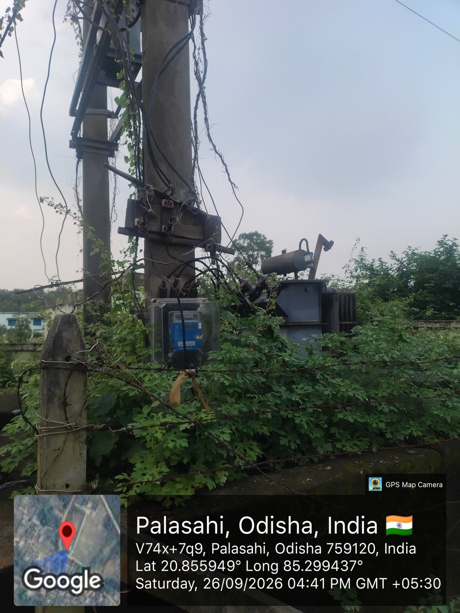SamirSahoo01's tweet photo. “ବିଦ୍ୟୁତ୍ ବିଭାଗ, ଆମ ସୁରକ୍ଷାର ମୂଲ୍ୟ କ’ଣ ଏତିକି?”
ପାଲାସାହି ଗାଁର ଟ୍ରାନ୍ସଫର୍ମର ଚାରିପାଖର ଏହି ଦୃଶ୍ୟ ଦେଖି ଅତ୍ୟନ୍ତ ଦୁଃଖ ଓ କ୍ଷୋଭ ଲାଗୁଛି। ବିଦ୍ୟୁତ୍ ତାର, ପୋଲ୍ ଓ ଟ୍ରାନ୍ସଫର୍ମରକୁ ଘେରି ରହିଛି ଲାୟୀ-ଲତା ଓ ଅନାବନା ଗଛ। ଏହା କୌଣସି ଜଙ୍ଗଲ ନୁହେଁଏହା ଆମ ଗାଁର ବିଦ୍ୟୁତ୍ ବ୍ୟବସ୍ଥା।
ଆମେ ପ୍ରତିମାସ ବିଦ୍ୟୁତ୍ ବିଲ୍ ଦେଉଛୁ https://t.co/xKCFAdI6qI