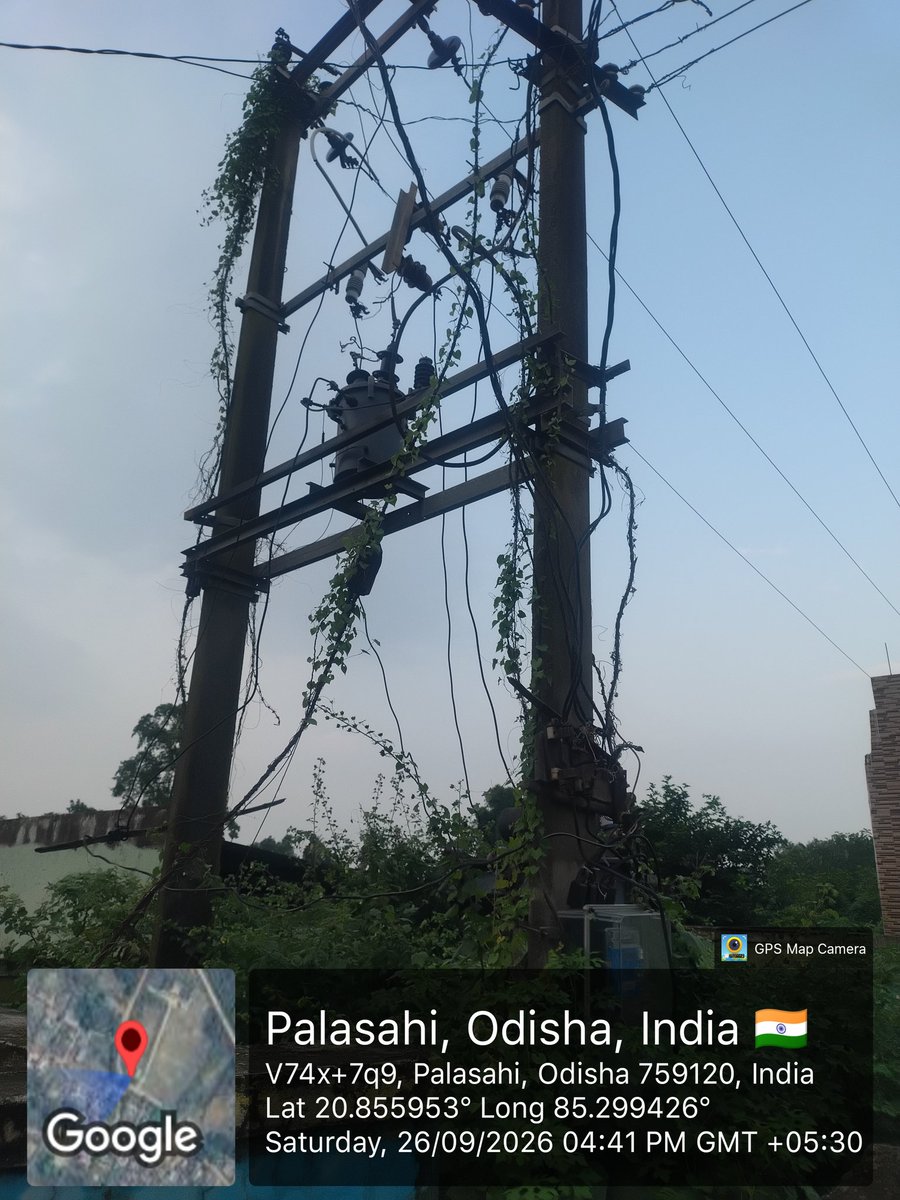 SamirSahoo01's tweet photo. “ବିଦ୍ୟୁତ୍ ବିଭାଗ, ଆମ ସୁରକ୍ଷାର ମୂଲ୍ୟ କ’ଣ ଏତିକି?”
ପାଲାସାହି ଗାଁର ଟ୍ରାନ୍ସଫର୍ମର ଚାରିପାଖର ଏହି ଦୃଶ୍ୟ ଦେଖି ଅତ୍ୟନ୍ତ ଦୁଃଖ ଓ କ୍ଷୋଭ ଲାଗୁଛି। ବିଦ୍ୟୁତ୍ ତାର, ପୋଲ୍ ଓ ଟ୍ରାନ୍ସଫର୍ମରକୁ ଘେରି ରହିଛି ଲାୟୀ-ଲତା ଓ ଅନାବନା ଗଛ। ଏହା କୌଣସି ଜଙ୍ଗଲ ନୁହେଁଏହା ଆମ ଗାଁର ବିଦ୍ୟୁତ୍ ବ୍ୟବସ୍ଥା।
ଆମେ ପ୍ରତିମାସ ବିଦ୍ୟୁତ୍ ବିଲ୍ ଦେଉଛୁ https://t.co/xKCFAdI6qI