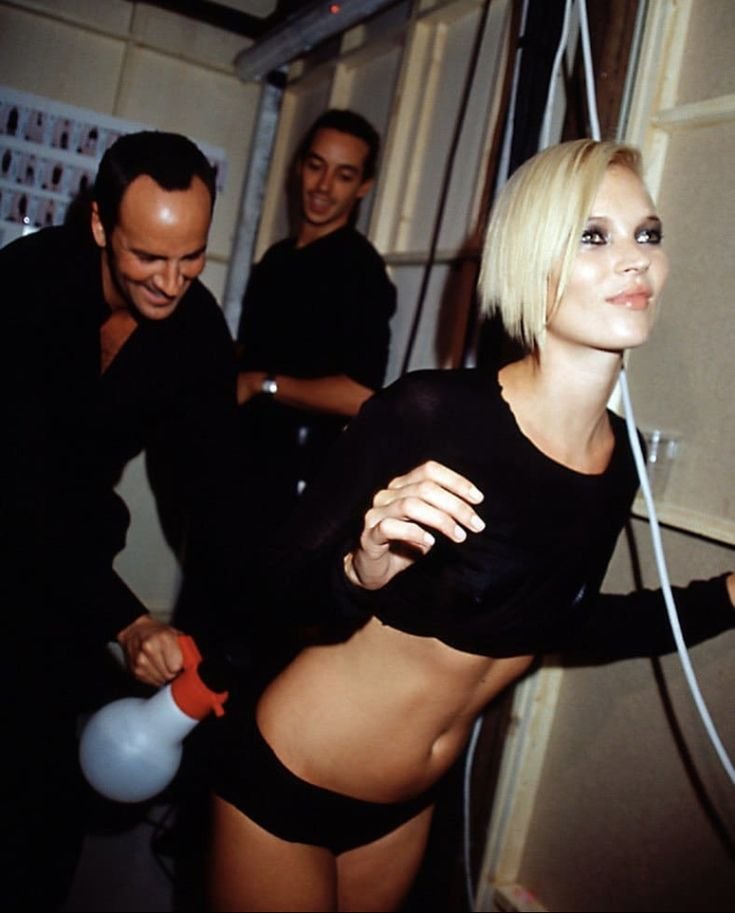 Modernitgirl's tweet photo. #TomFord spraying #KateMoss backstage at the #Gucci fashion show (2001) https://t.co/0q0W5l6REa