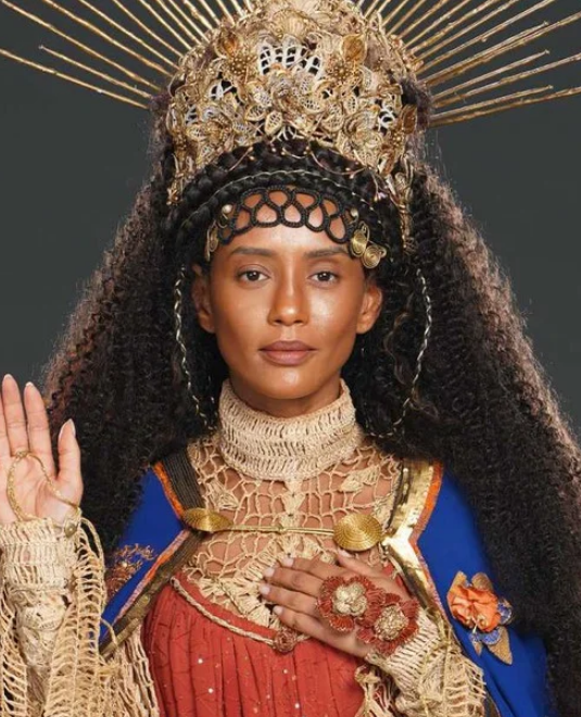 SiteJamesons's tweet photo. Eu nem sou religioso, mas pensando aqui, sem nenhum motivo específico, em como a Nossa Senhora de Aparecida é a maior heroína do Brasil, né?

Acho tão simbólico uma mulher representando o nosso país. Não sei por que alguém se incomodaria com isso a ponto de querer apagá-la. https://t.co/WTgKOFQth4