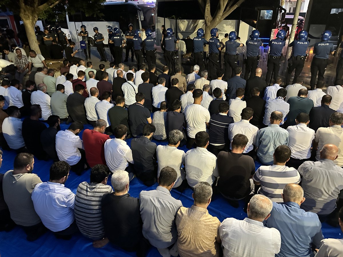 oncu_neslin_hcs's tweet photo. İnönü Parkında abluka altında tutulan Furkan Hareketi mensupları ikindi namazından sonra akşam namazını da parkta kılmak zorunda bırakıldı.

PolisAblukası
#AdanaEmniyeti
Polis DevletiIstemiyoruz https://t.co/A2iee3UZwK