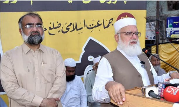 JIPOfficial's tweet photo. حیدر آباد-  نائب امیر جماعت اسلامی پاکستان لیاقت بلوچ  کا حیدر چوک حیدرآباد پر  35 ویں روز میں داخل ہونے والے دھرنے میں خواتین کے اجتماع سے خطاب 

انھوں نے اپنے خطاب میں کہا کہ تحریکوں میں خواتین کی بھرپور شرکت اور جدوجہد کامیابی کی ضامن بن جاتی ہے۔ ملک میں اس وقت بدترین سیاسی و معاشی بحران ہے، اور ہائبرڈ و آئین سے ماورا نظام مکمل طور پر ناکام ہو کر گر رہا ہے۔ 

معاشی صورتحال اور بجلی کے بلوں پر بات کرتے ہوئے انہوں نے کہا کہ عام شہری کے لیے گھر کا نظام چلانا ناممکن ہو چکا ہے، بجلی کی اتنی مہنگی ہے کہ یوٹیلیٹی بلز ادا کرنا بس سے باہر ہے۔ پیٹرولیم مصنوعات کے حوالے سے حکومت کی پالیسیوں کو شدید تنقید کا نشانہ بناتے ہوئے کہا کہ پیٹرول کی قیمتوں کے تعین میں حکمران گھپلا کر رہے ہیں اور پیٹرول لیوی کے نام پر عوام کی جیبوں سے 107 روپے فی لیٹر نکالا جا رہا ہے، جس کو ختم کرنے سے حکومتی وزراء نے انکار کیا۔

 قائد جماعت اسلامی حافظ نعیم الرحمن نے ٹرین مارچ اور لانگ مارچ کی کال دی تھی۔ اس دوران وزیر اعظم نے نیویارک سے ٹیلی فون پر رابطہ کرکے اپنے موقف کا اظہار کیا اور 29 تاریخ کے بعد جماعت اسلامی کی قیادت کے ساتھ بیٹھ کر عوامی مسائل اور معاشی ریلیف کے حل کی یقین دہانی کرائی۔

#حافظ_نعیم_عوام_کی_آواز