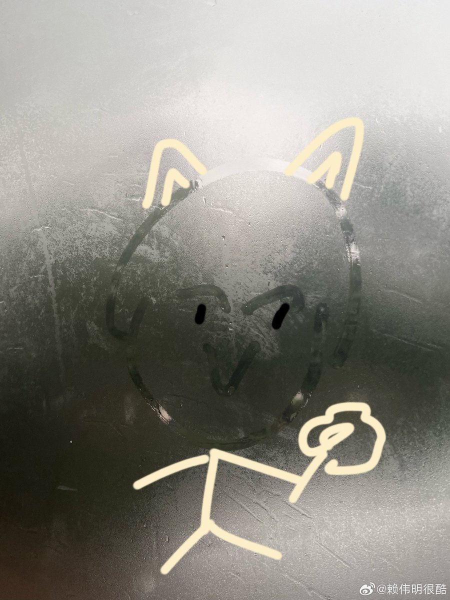 Wieiming's tweet photo. Just another day of observing the world from behind a mask and letting my mind wander. If my mood right now had to be drawn out, it would probably look a lot like that quick doodle on the glass—simple, a bit random, but doing okay. https://t.co/8Jg7LQYQav