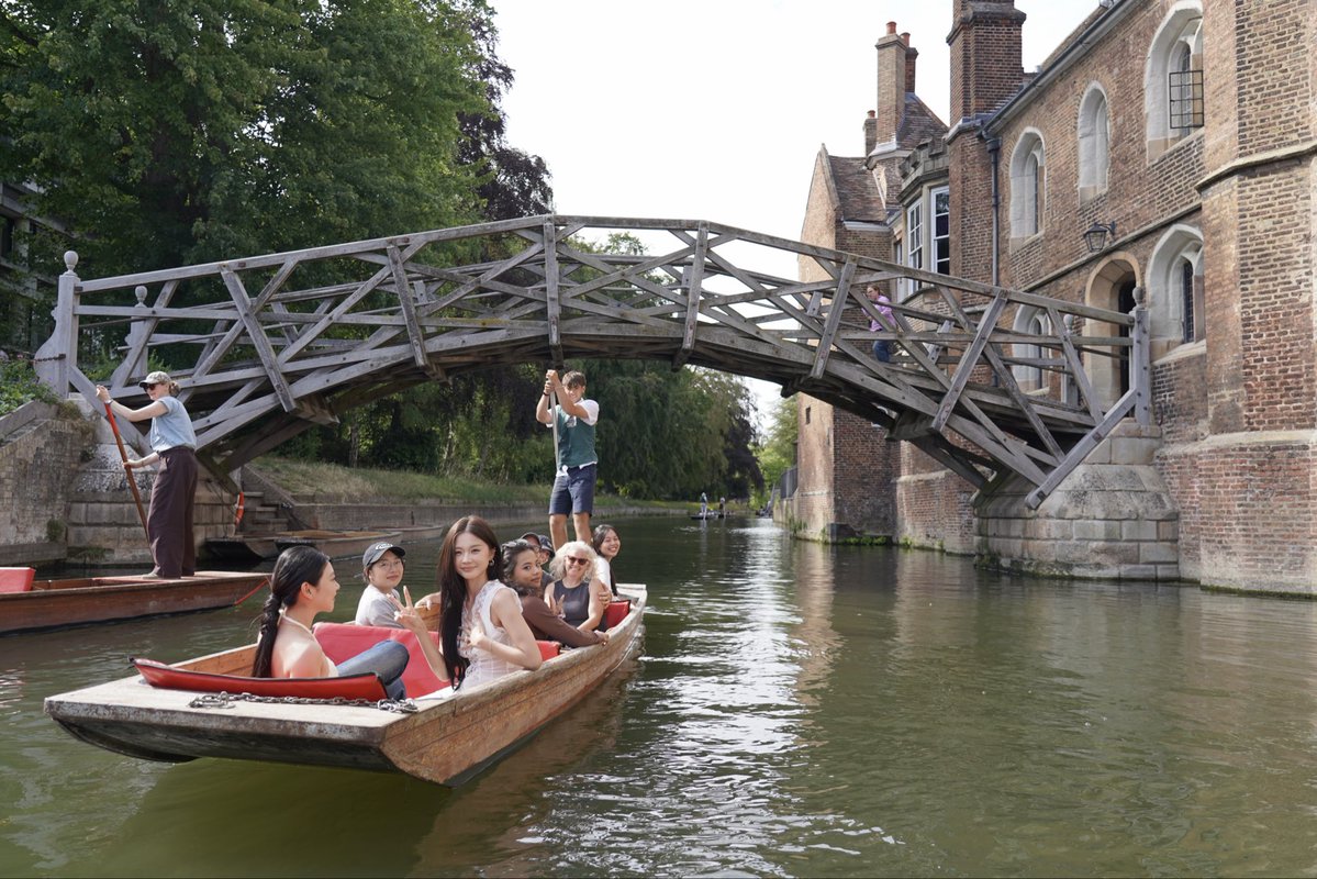wearecambridgee's tweet photo. Punting through the heart of Cambridge 🛶🎓 Glide beneath the Mathematical Bridge and discover the historic College Backs from the River Cam with We Are Cambridge — professionally organised and genuinely local.

#WeAreCambridge #CambridgePunting https://t.co/Oljnr8IQx7