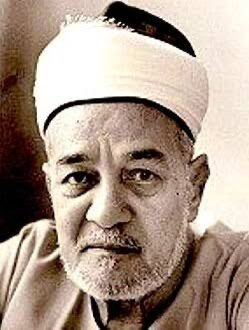 DrDHAFIRAMRI's tweet photo. يروي لي شيخنا العلّامة محمّد أبو موسى قصّةً له مع العلّامة الشيخ محمّد محيي الدين عبدالحميد؛ فيقول:
(كنت طالبا في الجامعة فعسرت عليّ مسألة في البلاغة؛ فقلت أذهب إلى الشيخ محمد محيي الدين عبدالحميد فأسأله عنها، وكان الشيخ عبدالحميد من عادته أن يجلس على مقعد في أحد مقاهي القاهرة المعروفة مع بعض أصدقائه، فوجدته منكبًّا يقرأ صحيفة كانت بيده، فطرحت عليه السؤال مع شيء من الحياء تقديرا لمقامه -مع أنّه وهو يسمع سؤالي لم يتوقّف عن قراءة الصحيفة، ولم يلتفت إليّ- فلمّا فرغت من السؤال أجابني فورًا باللهجة المصريّة :(امش اسأل الأنبابيّ) قال شيخنا: فانصرفت بغير المأمول؛ وقلت في نفسي: كيف أسأل الأنبابيّ وقد توفّي قبل خمسين عامًا أو يزيد؟!
ثمّ راجعت معرفتي، وثقتي بالشيخ محيي الدين عبدالحميد فقلت: لعلّه أراد ان أرجع إلى حاشية الأنبابيّ المسمّاة: "حاشية الأنبابيّ على رسالة الصبّان في علم البيان". ثمّ رجعت إلى الحاشية المذكورة؛ فوجدت المسألة بتمامها في الكتاب نفسه).

فتأمّل عقل هذا العالم وسرعة بديهته واستحضاره للمعرفة في بطون الكتب والحواشي، في لحظة لم يصرف نظره عمّا في يده ممّا يشتغل به.!