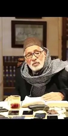 DrDHAFIRAMRI's tweet photo. يروي لي شيخنا العلّامة محمّد أبو موسى قصّةً له مع العلّامة الشيخ محمّد محيي الدين عبدالحميد؛ فيقول:
(كنت طالبا في الجامعة فعسرت عليّ مسألة في البلاغة؛ فقلت أذهب إلى الشيخ محمد محيي الدين عبدالحميد فأسأله عنها، وكان الشيخ عبدالحميد من عادته أن يجلس على مقعد في أحد مقاهي القاهرة المعروفة مع بعض أصدقائه، فوجدته منكبًّا يقرأ صحيفة كانت بيده، فطرحت عليه السؤال مع شيء من الحياء تقديرا لمقامه -مع أنّه وهو يسمع سؤالي لم يتوقّف عن قراءة الصحيفة، ولم يلتفت إليّ- فلمّا فرغت من السؤال أجابني فورًا باللهجة المصريّة :(امش اسأل الأنبابيّ) قال شيخنا: فانصرفت بغير المأمول؛ وقلت في نفسي: كيف أسأل الأنبابيّ وقد توفّي قبل خمسين عامًا أو يزيد؟!
ثمّ راجعت معرفتي، وثقتي بالشيخ محيي الدين عبدالحميد فقلت: لعلّه أراد ان أرجع إلى حاشية الأنبابيّ المسمّاة: "حاشية الأنبابيّ على رسالة الصبّان في علم البيان". ثمّ رجعت إلى الحاشية المذكورة؛ فوجدت المسألة بتمامها في الكتاب نفسه).

فتأمّل عقل هذا العالم وسرعة بديهته واستحضاره للمعرفة في بطون الكتب والحواشي، في لحظة لم يصرف نظره عمّا في يده ممّا يشتغل به.!