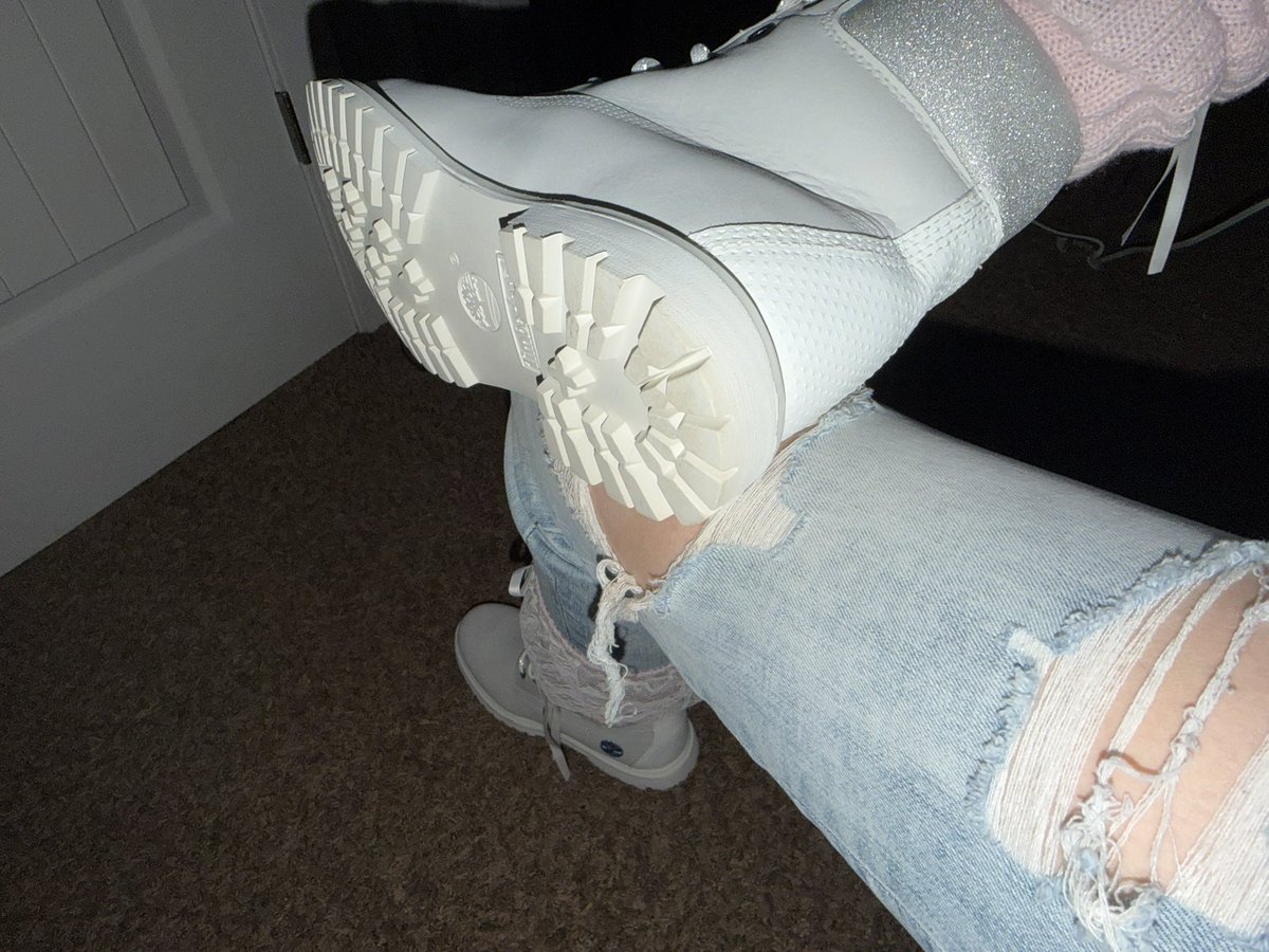 findumb4amanda's tweet photo. I <3 endlessly triggering boys with an uncontrollable foot fetish &amp; an achy wallet https://t.co/TflDNXkXkG