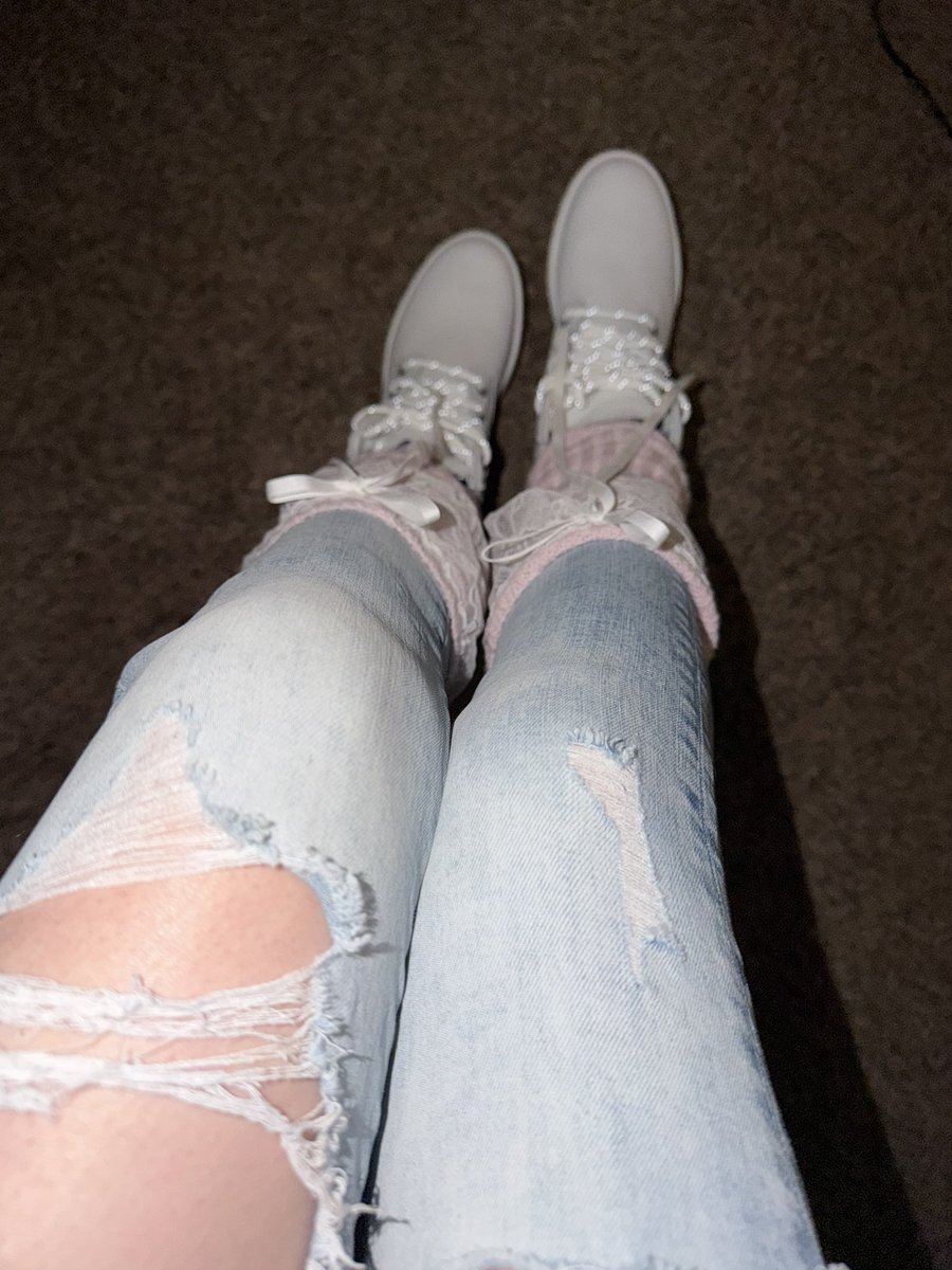findumb4amanda's tweet photo. I <3 endlessly triggering boys with an uncontrollable foot fetish &amp; an achy wallet https://t.co/TflDNXkXkG
