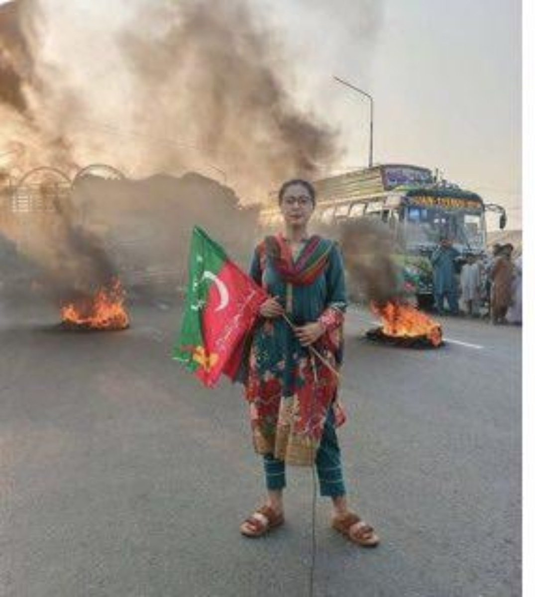 FatimaPTI_IK's tweet photo. اس بار ان جیسی فسادی عورتوں پے نظر رکھنا جو تحریک انصاف کا لباس پہن انتشار پھیلاتی ہیں..... https://t.co/1gBD0mm5z6