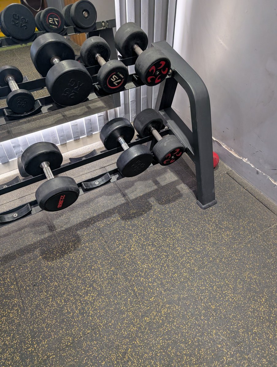 SharmaTushar1's tweet photo. went back to gym after so many months. almost a year ig. super weak rn. also I have lost like 10kg (most of which was lean muscle). current strength 30-40% last all time PR. but muscle memory should help. hoping to reach 70-75% of my previous strength by 1 month. https://t.co/SZsyGPzNHR