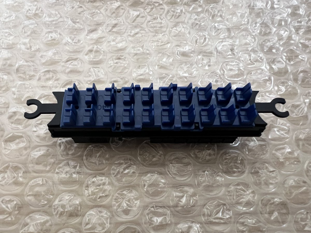 ra_venRa_ven's tweet photo. KATOのHiSEメンテナンス。
連結器は、前情報通りヒビが入ってて限界...ここはK.L Labさんのパーツに置き換え。
ライト周りは、あえて純正のまま残しています。 https://t.co/xxjr08n1dI