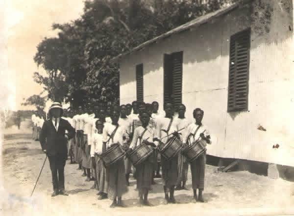 OziIkoro's tweet photo. Bonny Government School (BGS) brass band, 1906.

Posted by Tetteh Olugbémiga Pecku, The Nigerian Nostalgia 1960–1980 Project.

Source: The Grand Bonny Initiative https://t.co/uaWhQMdIlp
