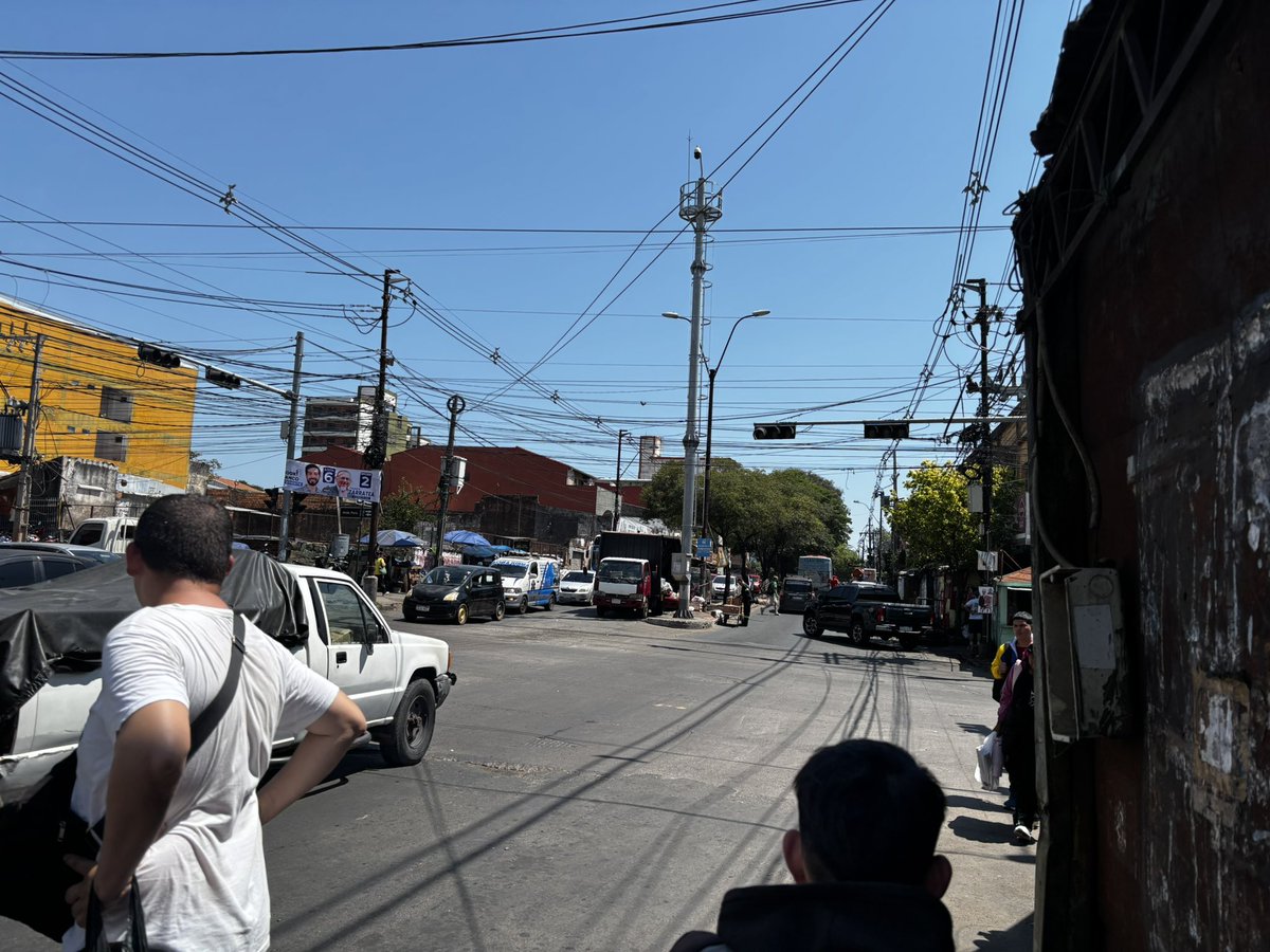 CarlJSil's tweet photo. @AsuncionMuni @asu_transito @C9NParaguay @oscar_marandu para cuando realmente se los necesita a los PMT brillan por su ausencia pero para coimear están al momento, no funciona el semáforo, punto critico en pleno mercado 4 Avda. Rodriguez de Francia y Avda. Peru https://t.co/t8Zljx6Mcb