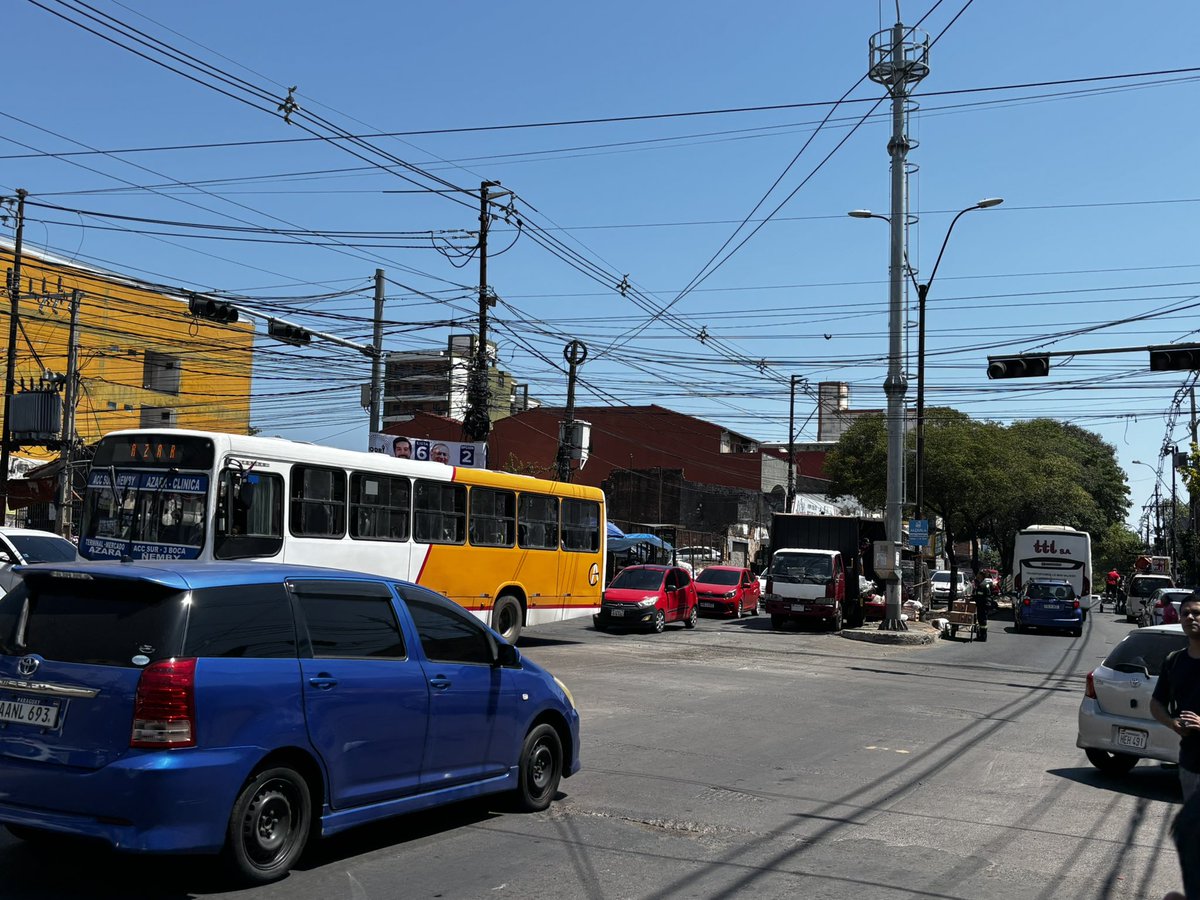 CarlJSil's tweet photo. @AsuncionMuni @asu_transito @C9NParaguay @oscar_marandu para cuando realmente se los necesita a los PMT brillan por su ausencia pero para coimear están al momento, no funciona el semáforo, punto critico en pleno mercado 4 Avda. Rodriguez de Francia y Avda. Peru https://t.co/t8Zljx6Mcb