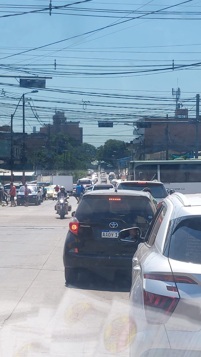 CarlJSil's tweet photo. @AsuncionMuni @asu_transito @C9NParaguay @oscar_marandu para cuando realmente se los necesita a los PMT brillan por su ausencia pero para coimear están al momento, no funciona el semáforo, punto critico en pleno mercado 4 Avda. Rodriguez de Francia y Avda. Peru https://t.co/t8Zljx6Mcb