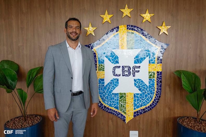 raflamello81's tweet photo. 🔴⚫⚠️CBF e clubes negociam 4 mudanças estruturais para as próximas temporadas
A CBF debate com as equipes quatro novas propostas de reformulação para o futebol brasileiro:
➡️Transferências: Proposta para eliminar o limite de 12 jogos disputados por um atleta para mudar de clube na mesma competição. Aprovada por gigantes como Flamengo e Palmeiras, a pauta tem alta chance de ser implementada em 2027, apesar do receio dos clubes menores.
➡️Gramados: A proibição dos gramados sintéticos perdeu força. A nova diretriz prevê fiscalizações bimonstruais nos campos naturais e sintéticos das Séries A e B, veto e interdição dos estádios reprovados.
➡️Rebaixamento: Equipamentos e clubes tradicionais pleiteiam a diminuição do número de rebaixados na Série A, reduzindo a queda de 4 para 3 equipes.
➡️Arbitragem: Avaliação dos avanços de 2026, destacando a profissionalização PJ de 72 árbitros e assistentes, a nova diretoria e a liderança de Sandro Meira Ricci na comissão, com relatório apontando evolução na gestão dos jogos.
Por: @Estadao I @marcrizzo
📸Reprodução