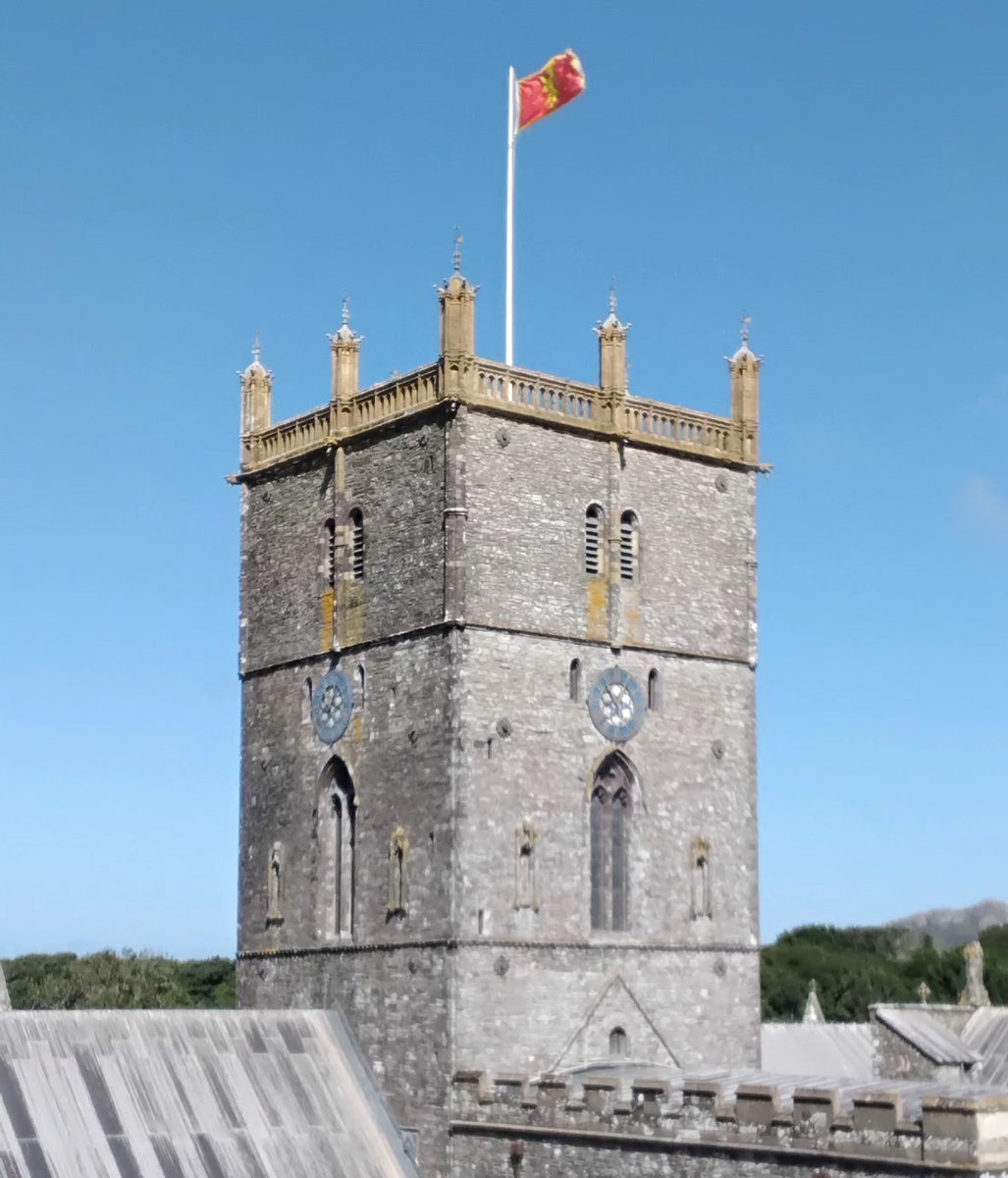 StDavCathLib's tweet photo. #DrysauAgored #OpenDoors @cadwcymru @cadwwales
Inspiring start to the 4 days. Many tks @CanonLeighRich
Followed by @StDavidsBells, Lapidarium, Tour of @StDavidsCath + Bishops Palace
& so to 6pm @ChoralEvensong with Llandaff Cath Choir
All topped off with flag of Deheubarth https://t.co/n0cLtIeEI8