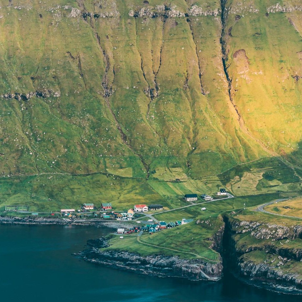 AMAZlNGNATURE's tweet photo. This Village Is About to Lose the Sun for the Winter

Elduvík lies at the end of a long valley surrounded by steep mountains, creating a dramatic seasonal change in sunlight as the winter sun travels low across the sky https://t.co/4gjVWGv02O