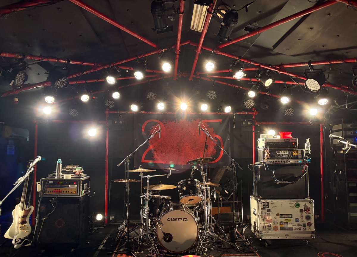 giraffebull's tweet photo. ハワイダストからしか得られないエネルギーって絶対あるわ
Kazoo hall 25周年おめでと！
#dustbox 
#HAWAIIAN6 
#HOPES https://t.co/RwwstNoHSy