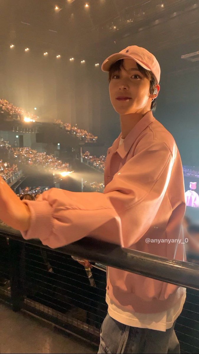 originalhotteok's tweet photo. loving this type of pictures of him taken by fans when he’s giving them autographs T___T i wouldve fainted On the Spot https://t.co/vWp0U2kA3d