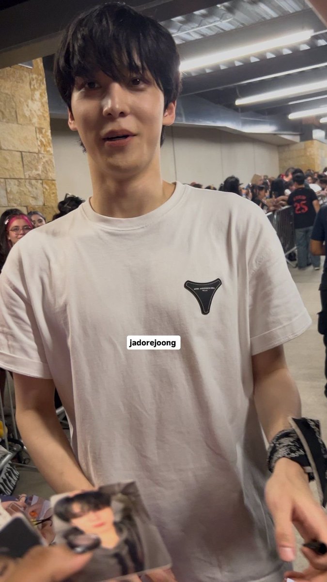 originalhotteok's tweet photo. loving this type of pictures of him taken by fans when he’s giving them autographs T___T i wouldve fainted On the Spot https://t.co/vWp0U2kA3d
