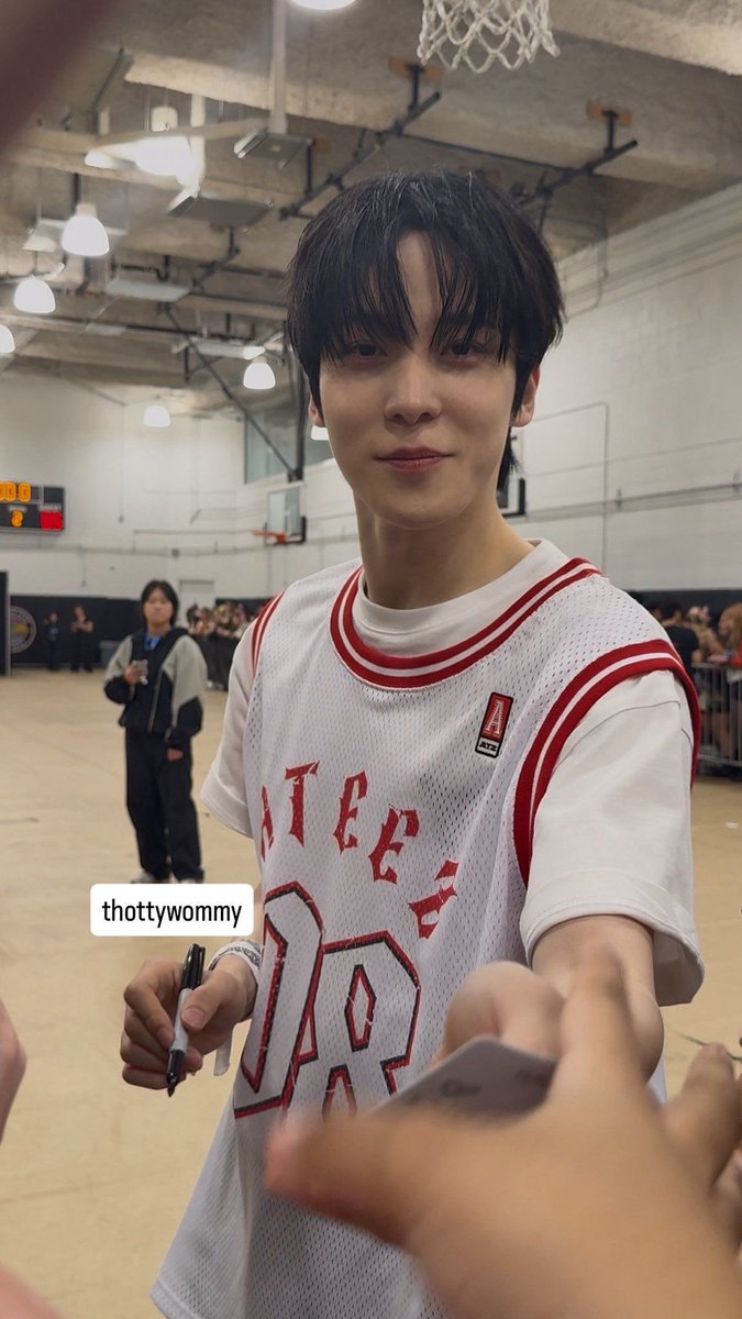 originalhotteok's tweet photo. loving this type of pictures of him taken by fans when he’s giving them autographs T___T i wouldve fainted On the Spot https://t.co/vWp0U2kA3d