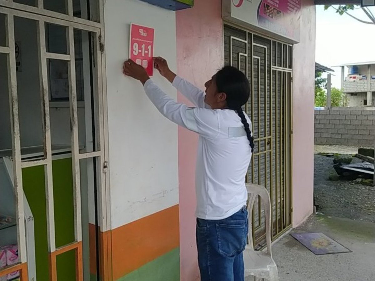 ecu911Ibarra's tweet photo. 📍#Cotacachi | El equipo técnico de la Coordinación Zonal 1 del @ECU911_ colocó señalética oficial de la #LíneaÚnicaParaEmergencias 9-1-1 en locales comerciales del recinto Las Golondrinas, como parte de las acciones de socialización y acercamiento de los servicios del #ECU911 a la comunidad.

📢 Esta señalética fortalece el conocimiento del 9-1-1 y facilita que habitantes y visitantes identifiquen el canal oficial para solicitar atención.