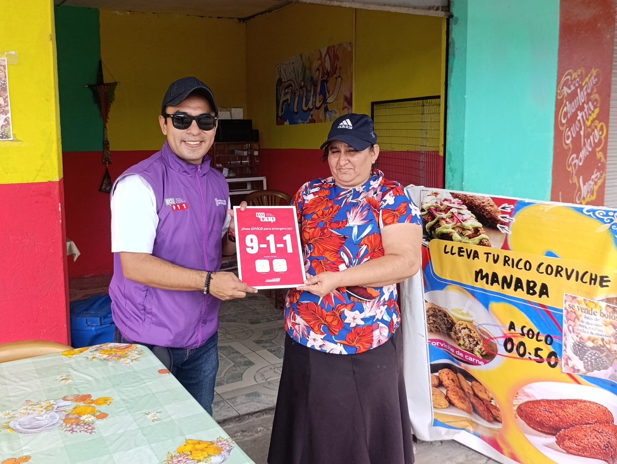 ecu911Ibarra's tweet photo. 📍#Cotacachi | El equipo técnico de la Coordinación Zonal 1 del @ECU911_ colocó señalética oficial de la #LíneaÚnicaParaEmergencias 9-1-1 en locales comerciales del recinto Las Golondrinas, como parte de las acciones de socialización y acercamiento de los servicios del #ECU911 a la comunidad.

📢 Esta señalética fortalece el conocimiento del 9-1-1 y facilita que habitantes y visitantes identifiquen el canal oficial para solicitar atención.