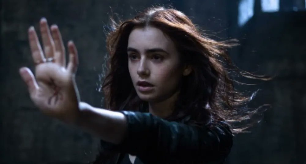 Mediasinfos's tweet photo. Le dimanche 11 octobre prochain à 21H10, @TF1SeriesFilms rediffusera le film “#TheMortalInstruments: La cité des ténèbres“ avec #LilyCollins #JamieCampbellBower et #RobertSheehan. Notre article est ici: https://t.co/LYkDOJgbLk https://t.co/EGNHVUa3Jk
