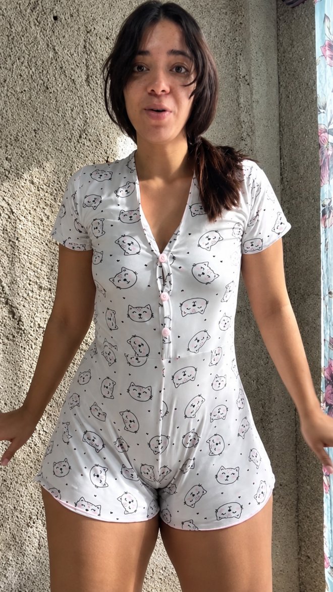 Divorciadocuck's tweet photo. Corno só foi seus amigos chegarem que a sua namorada puta colocou essa roupa para marcar a buceta grande de puta vadia que ela tem... https://t.co/KXvRHhtaga