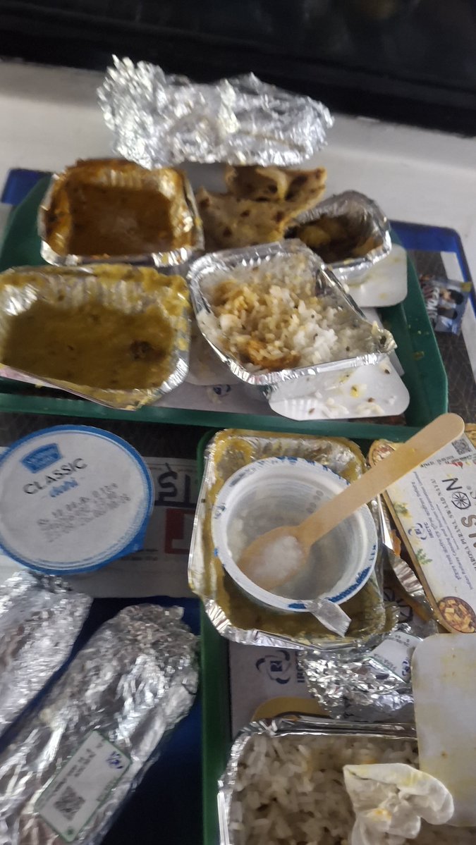 kumar198012's tweet photo. @AshwiniVaishnaw  जी  ट्रेन no 12310  ,B7 42,44 में खाना खराब  है  बेकार  simple मैं complane  करना चाह रहे हैं  मुझे complane रजिस्टर तक  नहीं दिया जा रहा है  ? https://t.co/5l37x1jhYF