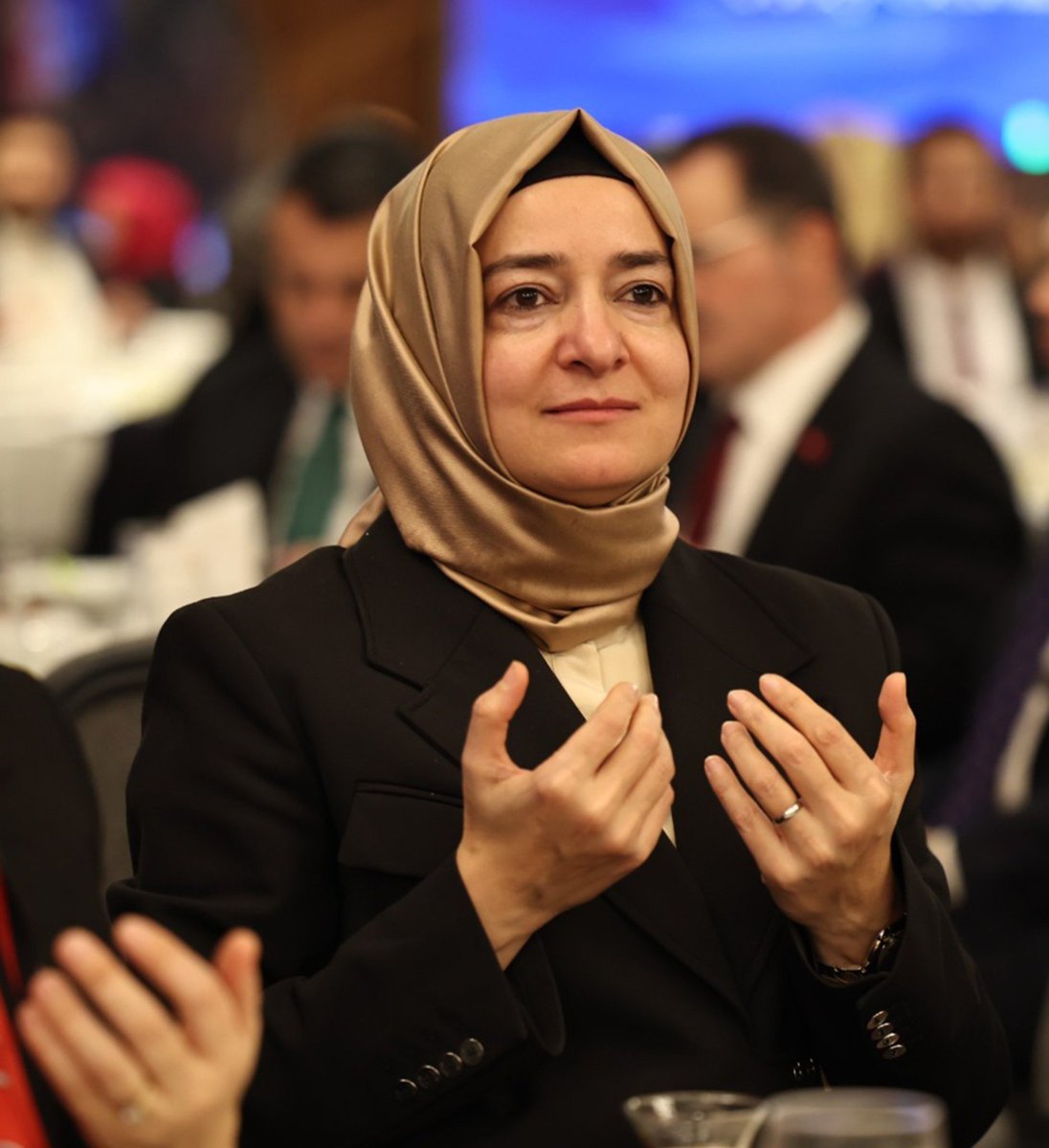 CananKo23151494's tweet photo. İnsanların değerleri ile dalga geçiyorlar.

Sevdikleri tek şey para 

Bizim olanı kendileri yiyip birde üzerine bize yoksullar cennete gidecek diyorlar.

Birazda siz yoksul olun olunda hakkımızı alalım. 

#DestekDeğilSeyyanenZam https://t.co/vSshghPbn1