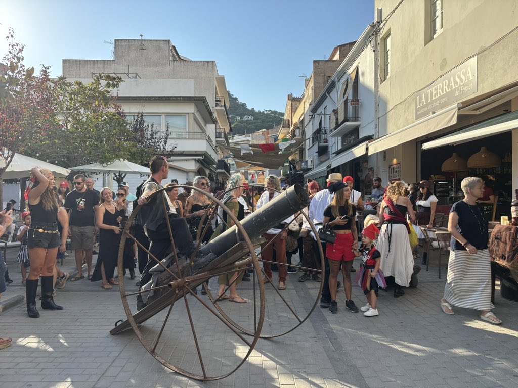 VisitEstartit's tweet photo. Els Pirat's de les Medes en plena ràtzia pirata pel centre de l'Estartit
#pirateslestartit26 #visitestartit https://t.co/hOR1s3mskC