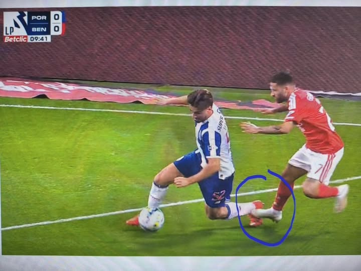 Sousa71Baptista's tweet photo. Est lance aconteceu na grande área do Benfica: Duas faltas para grande penalidade e o respectivo cartão amarelo para o Rafa. 
Nada foi assinalado pelo Árbitro nem pelo VAR. Pergunta que compara à inocente queixa do Benfica de faltas dos jg do F.C.P. para amarelo não assinaladas! https://t.co/s3lEPNI7se