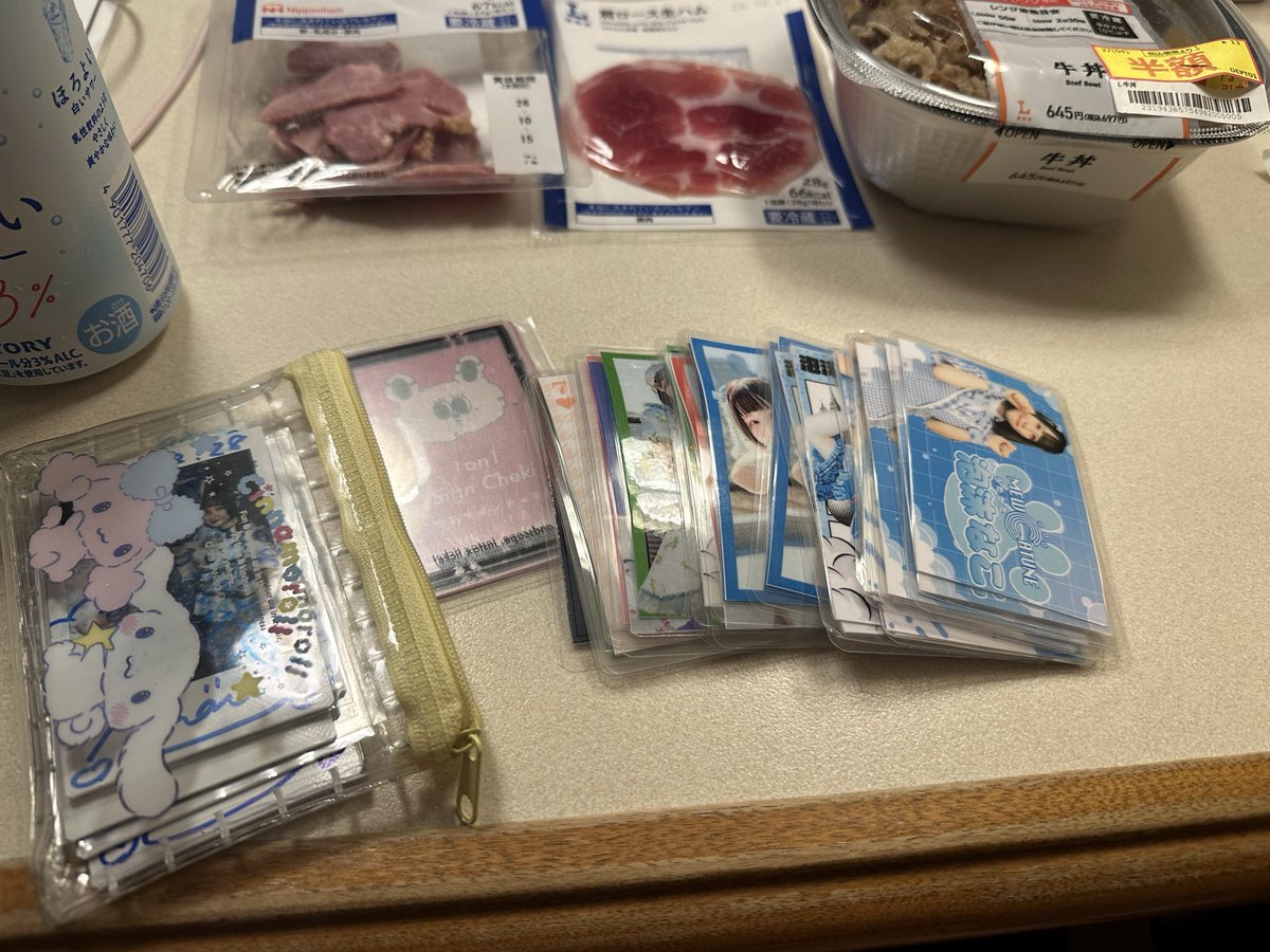 maa_chan_hh's tweet photo. あーー
物販ミュの列で、りんなさんのチェキ券2枚無くしたと言う方、居ませんか？
列並びながら券整理しようとケースから取り出したときに落ちたから、自分で落とした物かと回収したけど、自分のじゃなかったかも？
（誰を何枚持ってるか把握してない💦推し以外は1〜2枚入れてるけど、3枚ある、、 https://t.co/fSrNxxBGpr