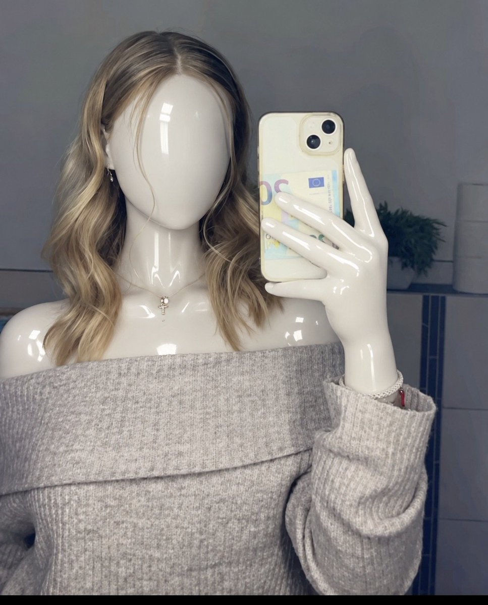 AriBotMaster's tweet photo. Like every day, we start the morning with a new mannequin; it's beautiful, though completely hollow and silly~ https://t.co/q9dWkkPAfW