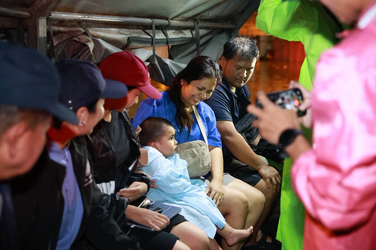 kkat_st's tweet photo. ; ดร.อิ่ม ธีรรัตน์ พร้อมด้วย พลโทอดุลย์ รมว.กห. ลงพื้นที่ “เคหะร่มเกล้า–ลาดกระบัง” ช่วงค่ำ พบประชาชนยังต้องการความช่วยเหลือเข้า–ออกพื้นที่จำนวนมาก กลาโหมประสาน กทม. ระดมกำลังช่วยตลอด 24 ชั่วโมง

26 กันยายน 2569 — พลโท อดุลย์ บุญธรรมเจริญ รัฐมนตรีว่าการกระทรวงกลาโหม ลงพื้นที่บริเวณ เคหะร่มเกล้า เขตลาดกระบัง กรุงเทพมหานคร ในช่วงค่ำ เพื่อติดตามสถานการณ์น้ำท่วมและการให้ความช่วยเหลือประชาชนอย่างใกล้ชิด หลังฝนตกหนักส่งผลให้หลายพื้นที่ของกรุงเทพมหานครและปริมณฑลได้รับผลกระทบ