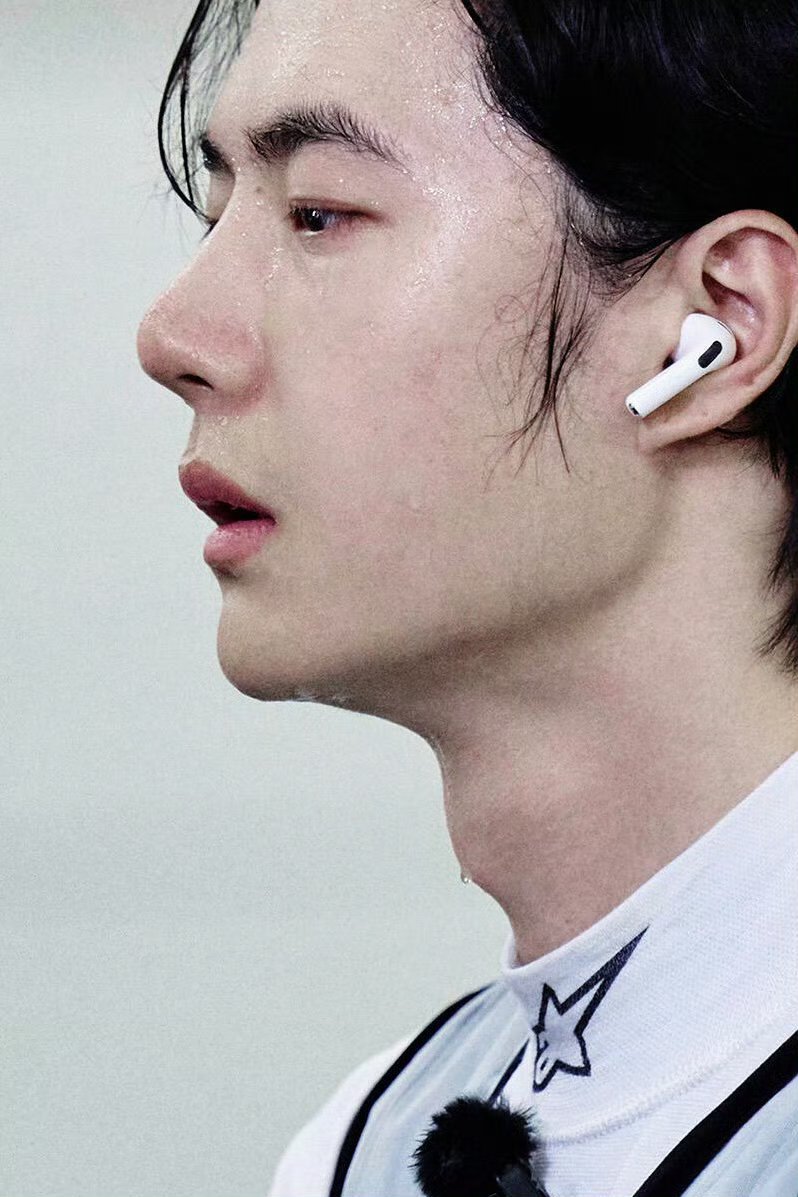 coolcoriander's tweet photo. Every drop of sweat bears witness to your passion, your hard work, your amazing progress.
And Wang Yibo, why is it that the sweatier you are the prettier you look? https://t.co/WRKeNModBU