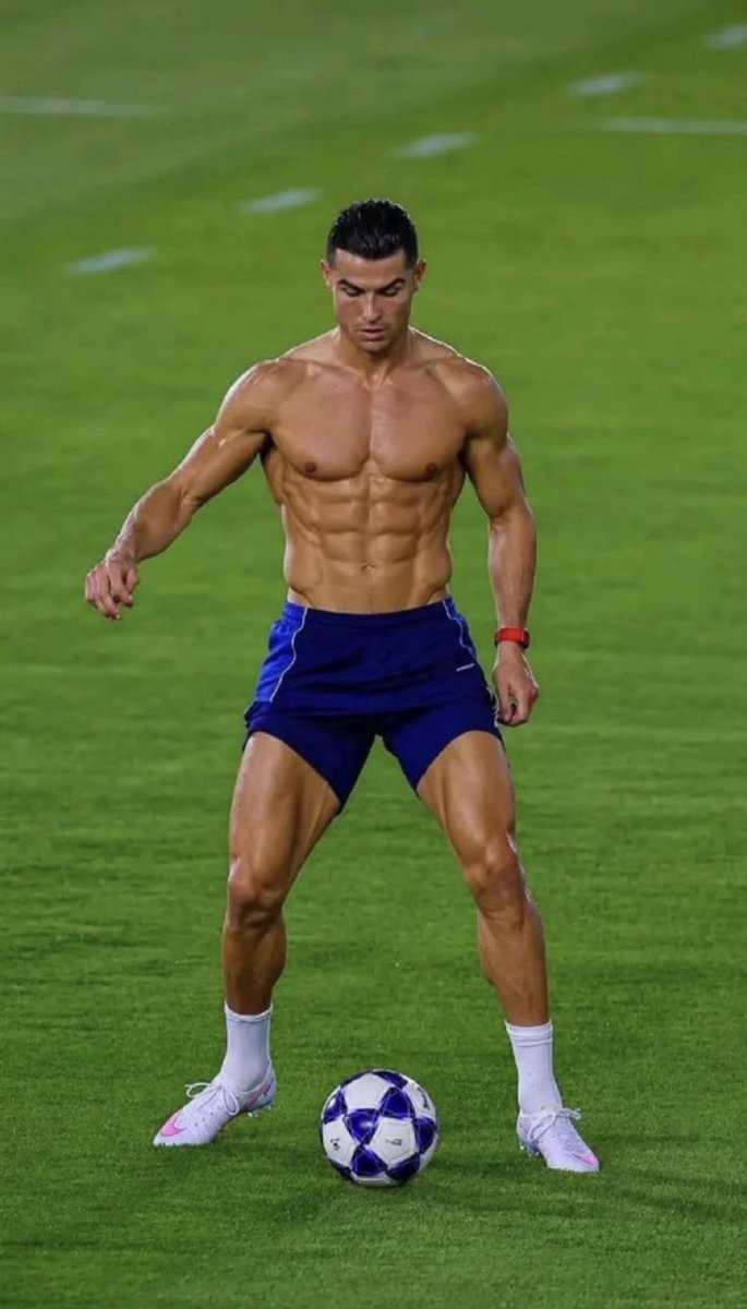 LucaDamian0's tweet photo. Mâine e ziua cea mare. Dacă Ronaldo marchează cu Norvegia, va fi a 50-a țară diferită împotriva căreia a marcat. Primul din istorie! Doamne ajută să o facă mâine, e visul vieții mele. Te iubesc, Cris! #Ronaldo #Portugalia https://t.co/XmKahNJtm9