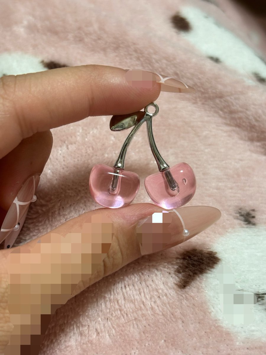 2r4kql's tweet photo. これせちちゃまぽくて可愛いーーて思って買ったんだけど、想像の5倍デカくて笑ってる。ネイルパーツになる予定だったのに(^_^;) https://t.co/7Jkhiw06Ud