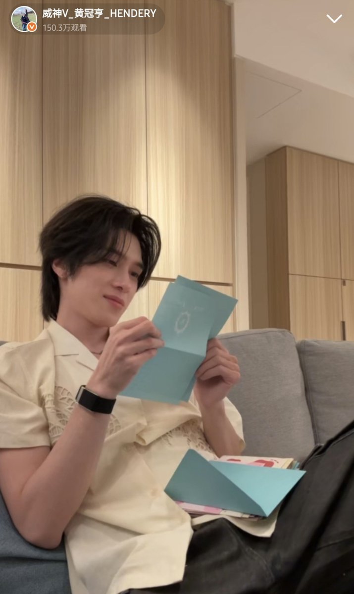 289film's tweet photo. he has been live on weibo for two hours now, he read the letters one by one.... https://t.co/Zc51UCsiVM