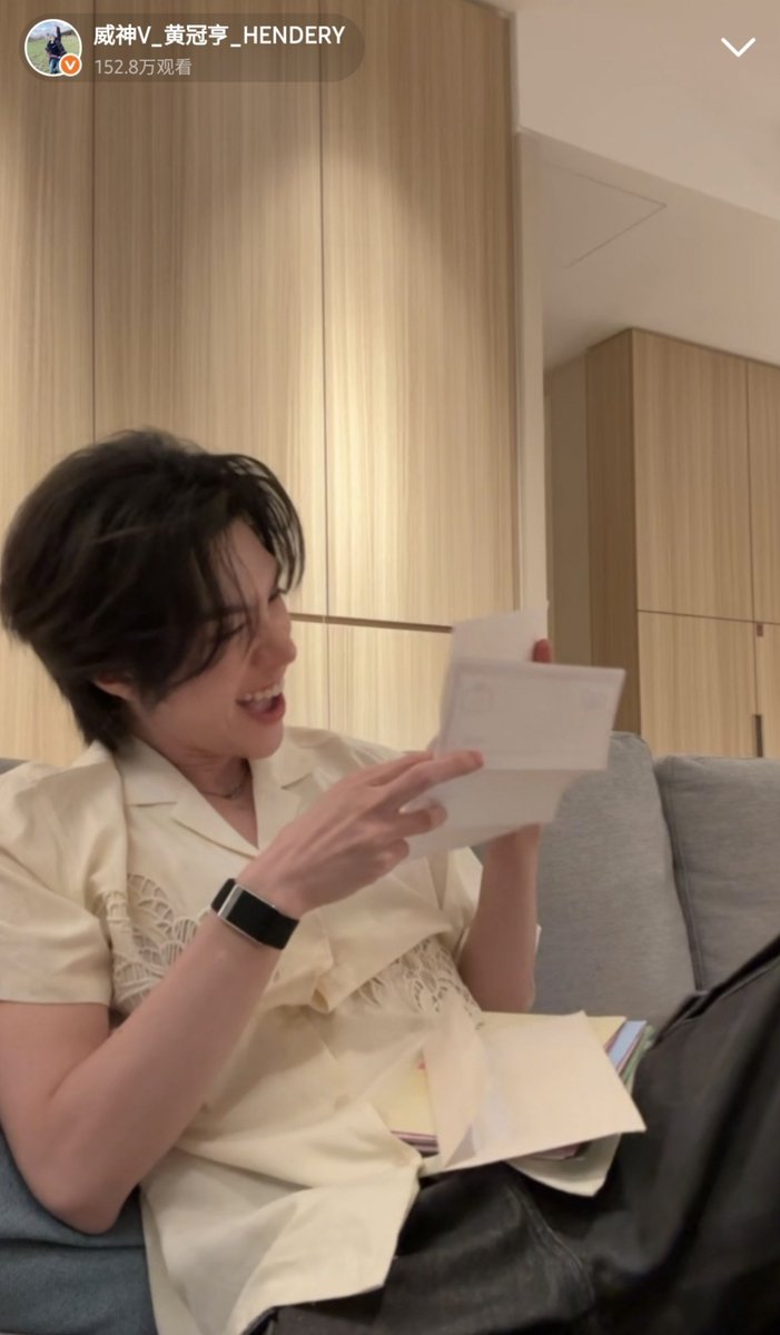 289film's tweet photo. he has been live on weibo for two hours now, he read the letters one by one.... https://t.co/Zc51UCsiVM