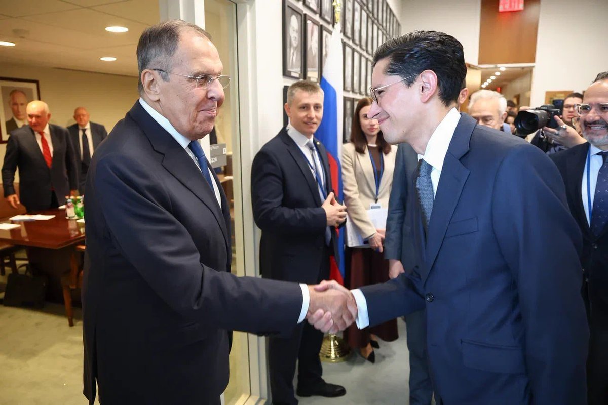 mae_rusia's tweet photo. 🇷🇺🇲🇽 El Canciller de Rusia, Serguéi #Lavrov, se reúne con su homólogo de México @r_velascoa al margen de la Semana de Alto Nivel de la #AGONU81

#RusiaMéxico https://t.co/yNs9lem1jG