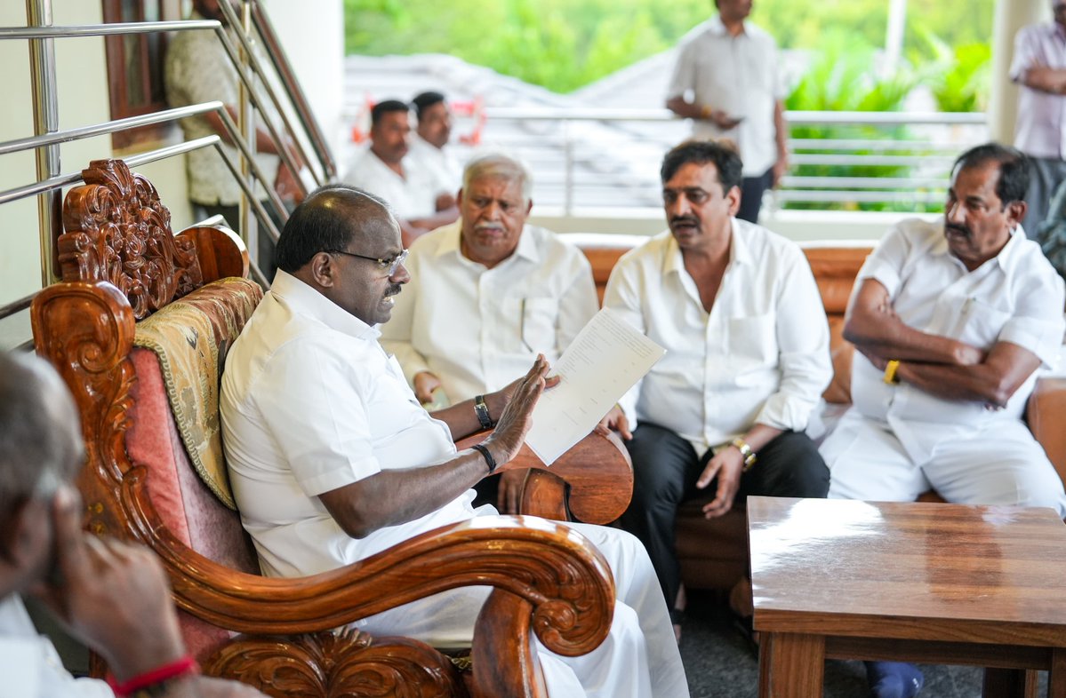 hd_kumaraswamy's tweet photo. 📍ಬಿಡದಿ 

ಬೆಂಗಳೂರು ಮೈಸೂರು ಇನ್ಫ್ರಾಸ್ಟ್ರಕ್ಚರ್ ಕಾರಿಡಾರ್ ಯೋಜನೆ (ನೈಸ್) ಯೋಜನೆಗಾಗಿ ಭೂಮಿ ಕಳೆದುಕೊಂಡಿರುವ ನೊಂದ ರೈತರೊಂದಿಗೆ ಮಾತುಕತೆ ನಡೆಸಲಾಯಿತು. ಈ ಸಂದರ್ಭದಲ್ಲಿ ಆ ಕಂಪನಿಯಿಂದ ತಮಗೆ ಆಗಿರುವ ಅನ್ಯಾಯದ ಬಗ್ಗೆ ರೈತರು ಸುದೀರ್ಘವಾಗಿ ಚರ್ಚಿಸಿದರು. ಇದಕ್ಕೆ ಪರಿಹಾರ ಕಂಡುಕೊಳ್ಳುವ ನಿಟ್ಟಿನಲ್ಲಿ ಹೆಜ್ಜೆ ಇರಿಸುವುದಾಗಿ ಅವರಿಗೆ ಭರವಸೆ ನೀಡಿದ್ದೇನೆ.

#NiceLootsKarnataka