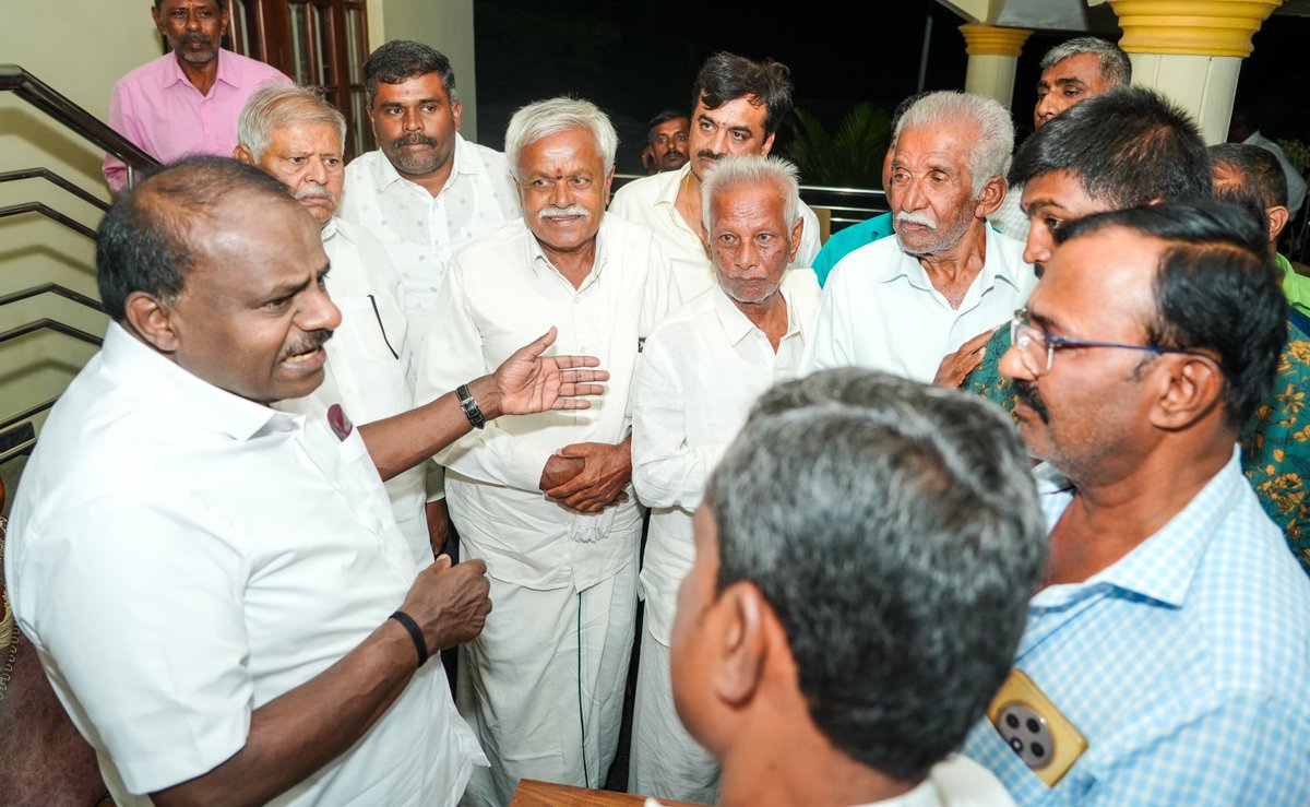 hd_kumaraswamy's tweet photo. 📍ಬಿಡದಿ 

ಬೆಂಗಳೂರು ಮೈಸೂರು ಇನ್ಫ್ರಾಸ್ಟ್ರಕ್ಚರ್ ಕಾರಿಡಾರ್ ಯೋಜನೆ (ನೈಸ್) ಯೋಜನೆಗಾಗಿ ಭೂಮಿ ಕಳೆದುಕೊಂಡಿರುವ ನೊಂದ ರೈತರೊಂದಿಗೆ ಮಾತುಕತೆ ನಡೆಸಲಾಯಿತು. ಈ ಸಂದರ್ಭದಲ್ಲಿ ಆ ಕಂಪನಿಯಿಂದ ತಮಗೆ ಆಗಿರುವ ಅನ್ಯಾಯದ ಬಗ್ಗೆ ರೈತರು ಸುದೀರ್ಘವಾಗಿ ಚರ್ಚಿಸಿದರು. ಇದಕ್ಕೆ ಪರಿಹಾರ ಕಂಡುಕೊಳ್ಳುವ ನಿಟ್ಟಿನಲ್ಲಿ ಹೆಜ್ಜೆ ಇರಿಸುವುದಾಗಿ ಅವರಿಗೆ ಭರವಸೆ ನೀಡಿದ್ದೇನೆ.

#NiceLootsKarnataka