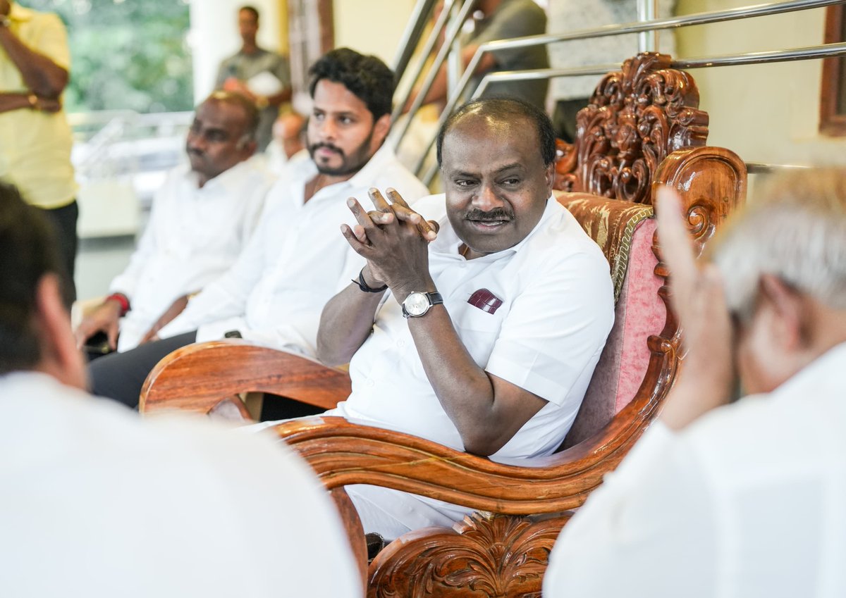 hd_kumaraswamy's tweet photo. 📍ಬಿಡದಿ 

ಬೆಂಗಳೂರು ಮೈಸೂರು ಇನ್ಫ್ರಾಸ್ಟ್ರಕ್ಚರ್ ಕಾರಿಡಾರ್ ಯೋಜನೆ (ನೈಸ್) ಯೋಜನೆಗಾಗಿ ಭೂಮಿ ಕಳೆದುಕೊಂಡಿರುವ ನೊಂದ ರೈತರೊಂದಿಗೆ ಮಾತುಕತೆ ನಡೆಸಲಾಯಿತು. ಈ ಸಂದರ್ಭದಲ್ಲಿ ಆ ಕಂಪನಿಯಿಂದ ತಮಗೆ ಆಗಿರುವ ಅನ್ಯಾಯದ ಬಗ್ಗೆ ರೈತರು ಸುದೀರ್ಘವಾಗಿ ಚರ್ಚಿಸಿದರು. ಇದಕ್ಕೆ ಪರಿಹಾರ ಕಂಡುಕೊಳ್ಳುವ ನಿಟ್ಟಿನಲ್ಲಿ ಹೆಜ್ಜೆ ಇರಿಸುವುದಾಗಿ ಅವರಿಗೆ ಭರವಸೆ ನೀಡಿದ್ದೇನೆ.

#NiceLootsKarnataka