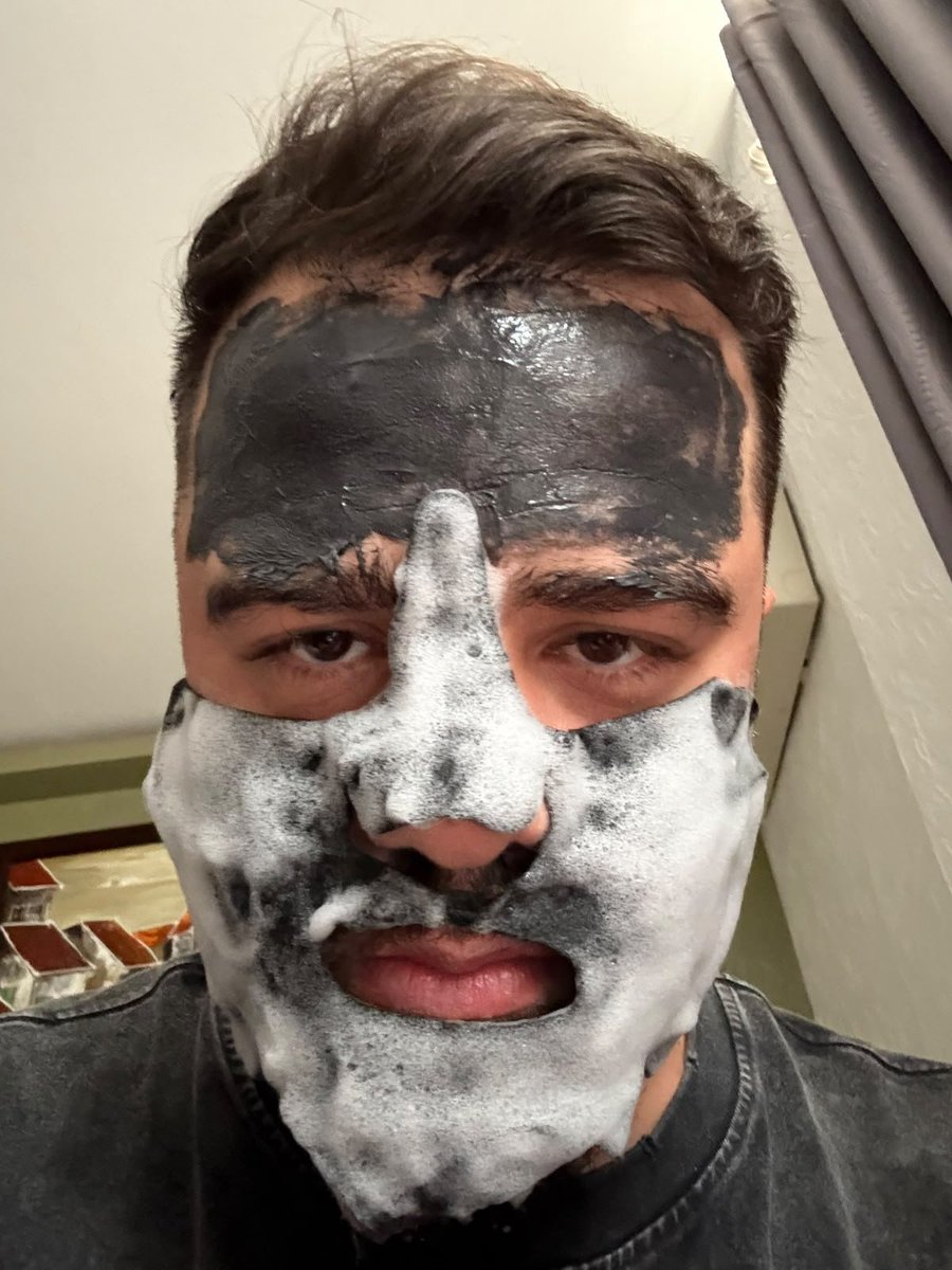 brazilianspoker's tweet photo. Quem diria que o Felipe Marinho Leme frequenta UPA, com touca do estilo terrorista do Hamas.

Agora eu entendo a motivação dele eme defende o Flávio, não tem dinheiro nem para o plano de saúde. Quem dirá pagar os processos que ele perdeu. https://t.co/olTm37dkv1