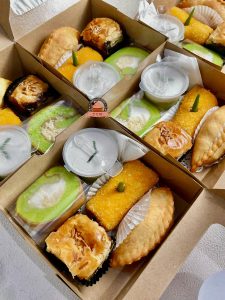 PosSeshift's tweet photo. ⠀
"Sudah, sudah, ayo bapak-bapak, ibu-ibu, yang masih berdiri silakan duduk dulu," ujar Sutejo sambil tersenyum lebar. "Snack-nya juga jangan lupa diambil biar tidak kelaparan sambil kita berbincang."
⠀ https://t.co/jpKtdgn35S